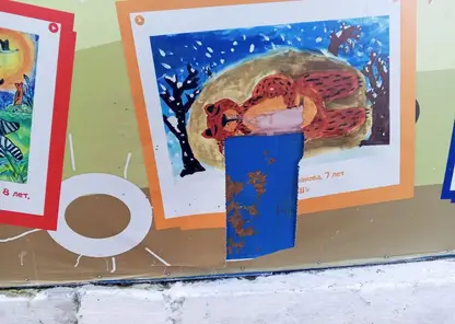 Малолетние вандалы разрезали баннер и сорвали его с забора Читинского городского зоопарка