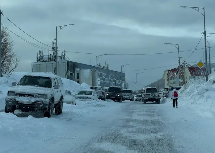 Снежный коллапс на Камчатке: для перевозки людей задействовали автозаки и правительственный транспорт