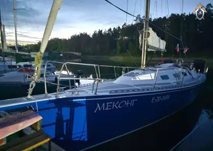 Три человека получили сильный удар током после того, как парусное судно зацепило провода в Иркутской области