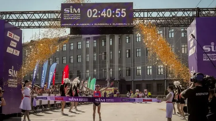 Бегуны Андрей Янович и Алина Прокопьева стали победителями Сибирского международного марафона, который прошел в Омске
