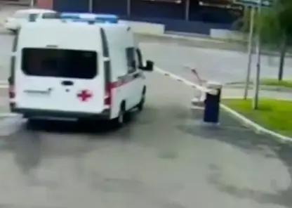 Красноярец угнал машину скорой помощи и снес шлагбаум