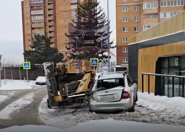 Эвакуатор уронил погрузчик на кольце в Красноярске и повредил два припаркованных автомобиля