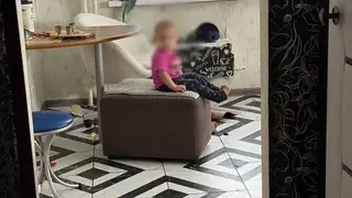 Годовалая девочка забралась на окно четвёртого этажа и едва не выпала из многоэтажки в Красноярске Годовалая девочка забралась на окно четвёртого этажа и едва не выпала из многоэтажки в Красноярске
