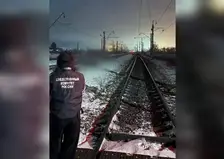Мужчина и двое детей попали под поезд в Иркутской области