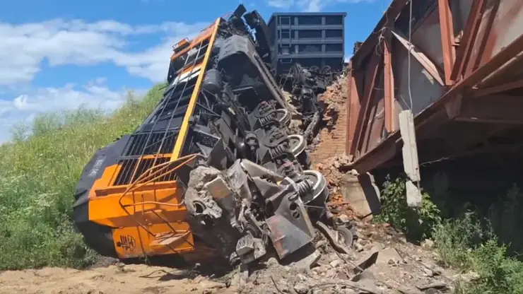 Локомотив с углём сошёл с рельсов и перевернулся возле Амурской ТЭЦ