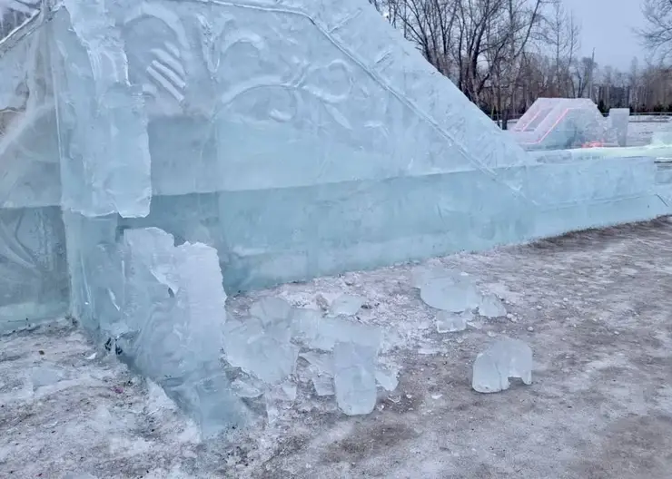 В Красноярске из-за резкого потепления закрывают ледовый городок на острове Татышев