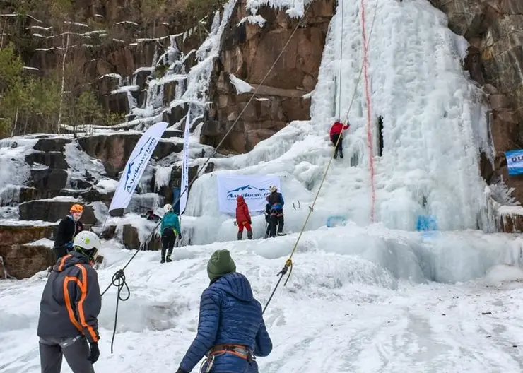 На красноярских Столбах заливают ледяной водопад