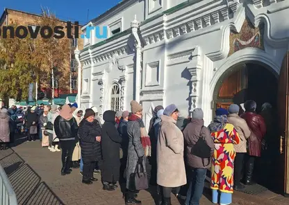 В Красноярске возле церкви на Сурикова образовалась большая очередь к поясу Богородицы