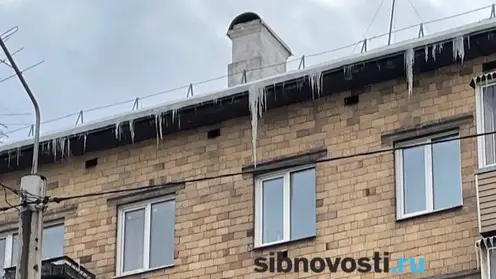 Красноярцы заметили на крышах «сосульки-убийцы» после потепления на улице