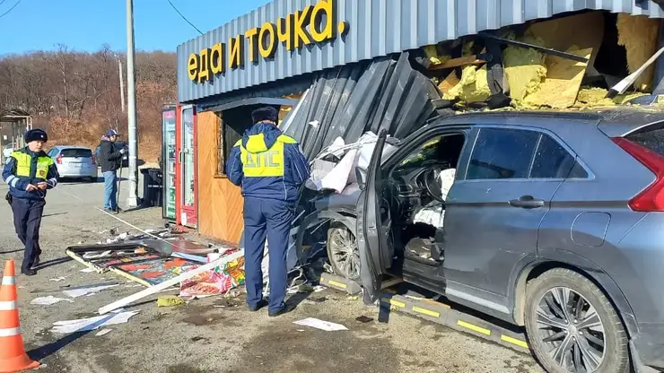 Во Владивостоке автомобиль врезался в точку быстрого питания: один человек погиб, четверо пострадали