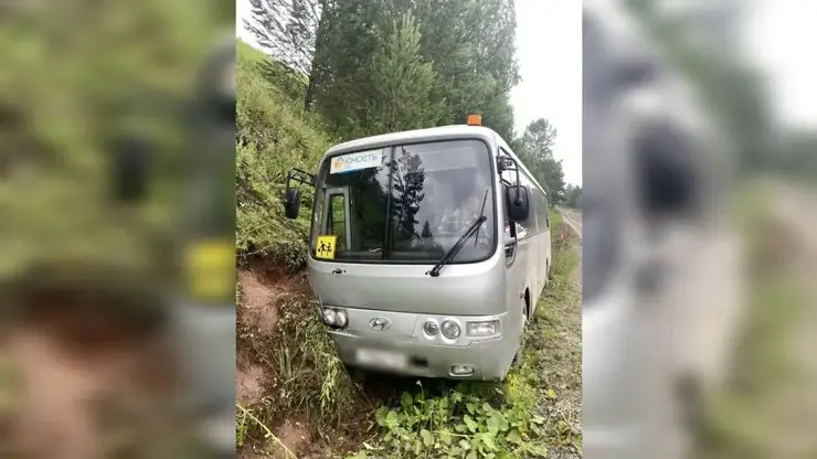 Автобус с 29 детьми съехал в кювет по пути в лагерь под Красноярском