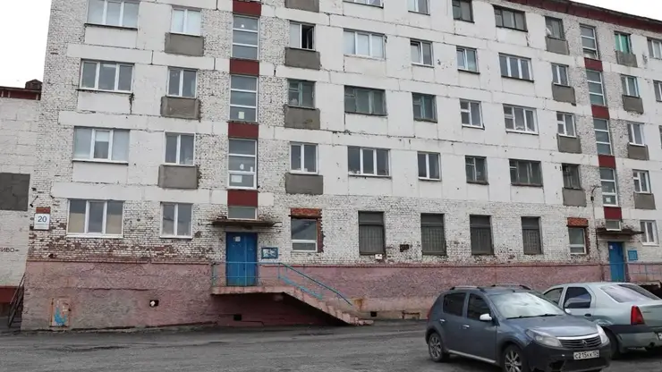 Полуторагодовалый ребенок выпал из окна пятого этажа в Норильске