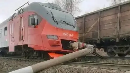 Опора рухнула на железную дорогу в Новосибирской области