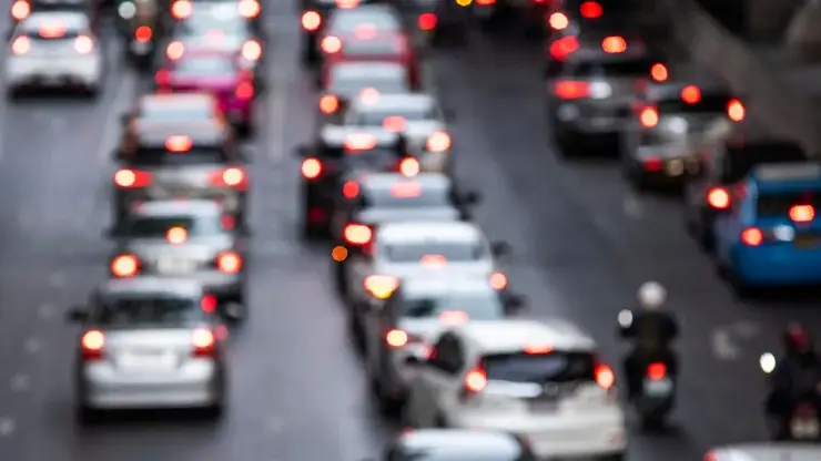 «У вас всегда так?»: Красноярцы встали в «бордовую» пробку в сторону Солнечного