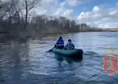 В Красноярском крае дети взяли лодку и одни отправились на речную прогулку