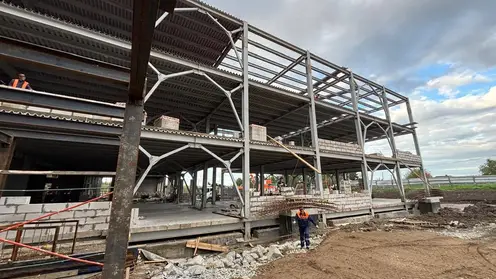 Рабочий сорвался с высоты на стройке школы в Красноярском крае