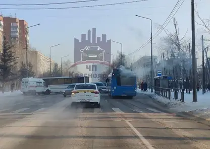 Два автобуса и два автомобиля: на улице Павлова в Красноярске произошло массовое ДТП с пострадавшими