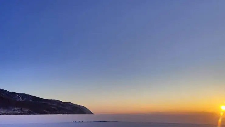 Лед начал сковывать Байкал