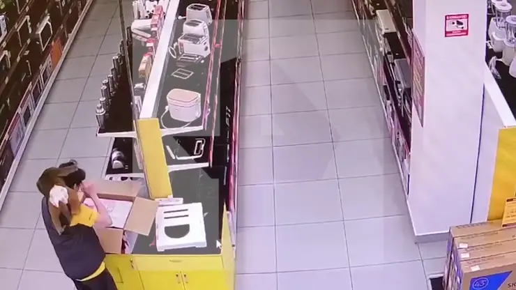 В Красноярске покупатели притащили в магазин обезьяну, и та напала на сотрудника