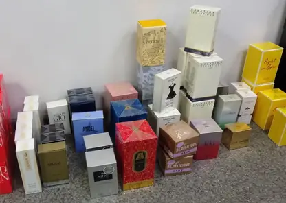 Более 100 флаконов нелегальных духов продавались в одном из магазинов Красноярска