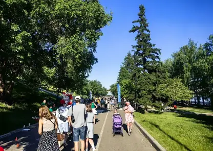 Главный летний фестиваль «ЯРкие БЕРЕГА» собрал сотни красноярцев в день открытия сезона