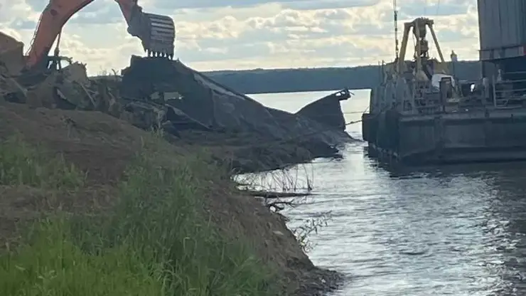 Три баржи и плавкран подняли со дна Енисея в Красноярске