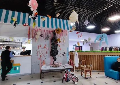 Мешки «для трупов», следы «крови» и изуродованные игрушки: жуткая инсталляция на тему Хеллоуина появилась в детском центре Абакана