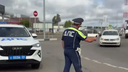 Пятерых таксистов-нелегалов задержали у красноярского аэропорта