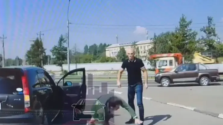 Боец ММА Владимир Ивашкин отправил в нокдаун водителя в Красноярске за то, что тот не уступил дорогу
