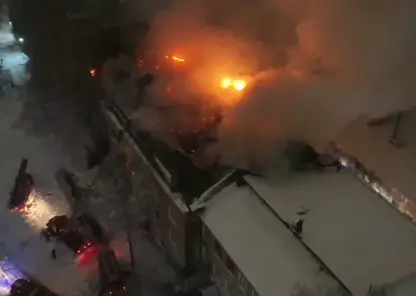 Мощный пожар охватил трехэтажное здание в Новосибирске