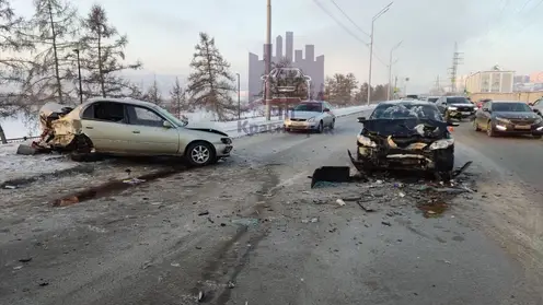 В Красноярске образовалась пробка на Дубровинского из-за аварии