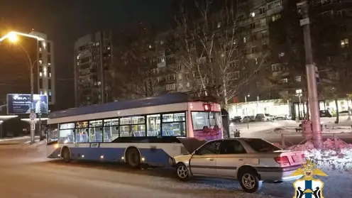 Женщина и ребенок пострадали в ДТП с троллейбусом в Новосибирске