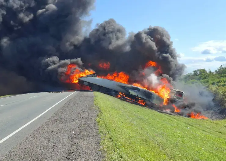 Крупное ДТП в Омской области: после столкновения двух фур погибли два человека