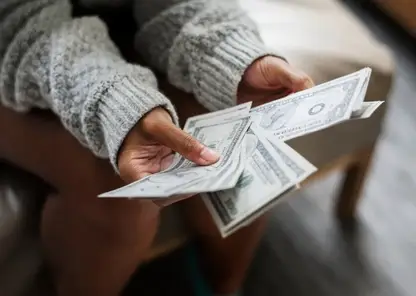 В красноярских банках курс доллара опустился ниже 98 рублей