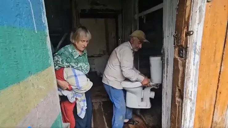 «Теперь чиста перед законом»: ачинскую пенсионерку обязали демонтировать унитаз