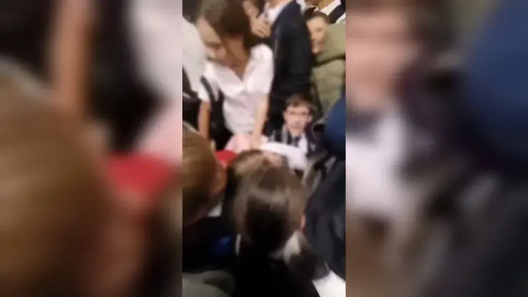 Видео серьезной давки в гардеробе иркутской школы появилось в сети
