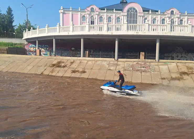 Скутеры рассекают водную гладь Качи в центре Красноярска