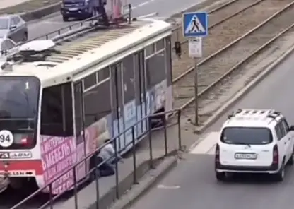 Мужчина упал под колеса трамвая и чудом остался жив в Улан-Удэ