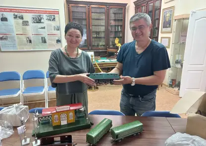 Красноярскому музею железной дороги подарили редкую игрушку времён Сталина