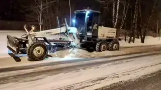 Дорожники вышли на улицы Красноярска ночью для устранения последствий сильного снегопада