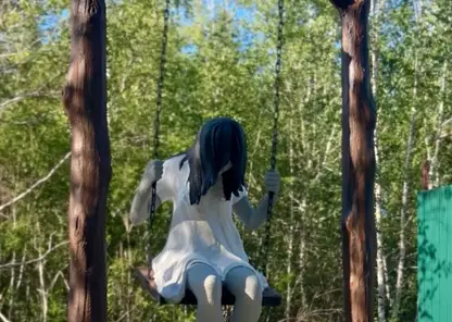 В Забайкалье у психклиники поставили скульптуру, похожую на героиню фильма ужасов