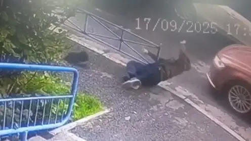 В Красноярске школьник попал под машину, убегая от друга во дворе