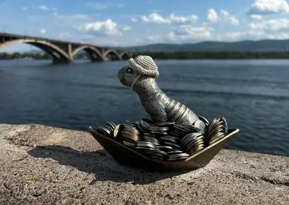 Красноярскому символу удачи - суслику на Центральной набережной, сшили панамку