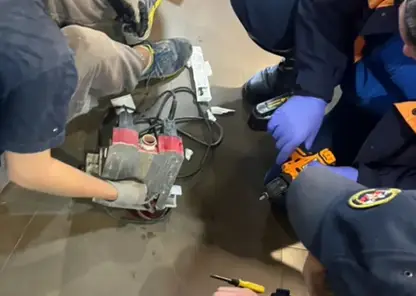 В Новосибирске у парня рука застряла в электрическом рубанке