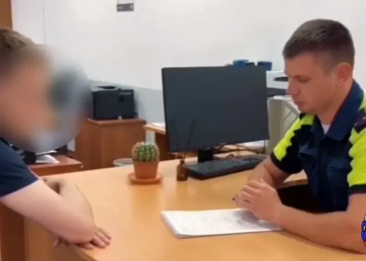 В Красноярске задержали молодого водителя с подложными номерами и долгами