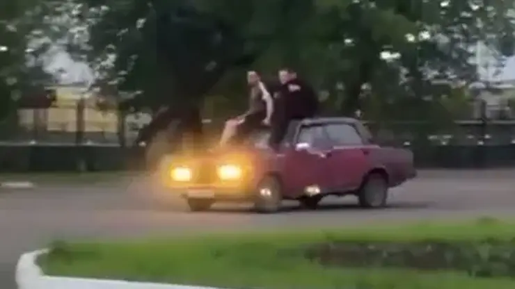 Подростки устроили покатушки на крыше ВАЗа в иркутском Тайшете: один упал и получил тяжелую травму головы (видео)