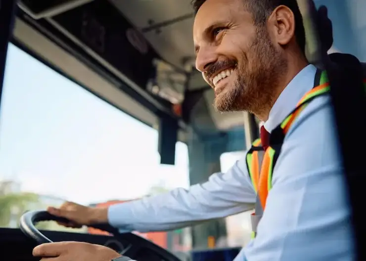 Водители омских автобусов теперь могут получать 120 тысяч рублей