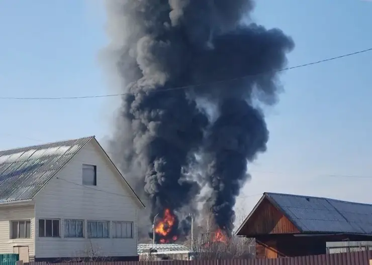 В поселке Зыково под Красноярском загорелся склад с пиломатериалами