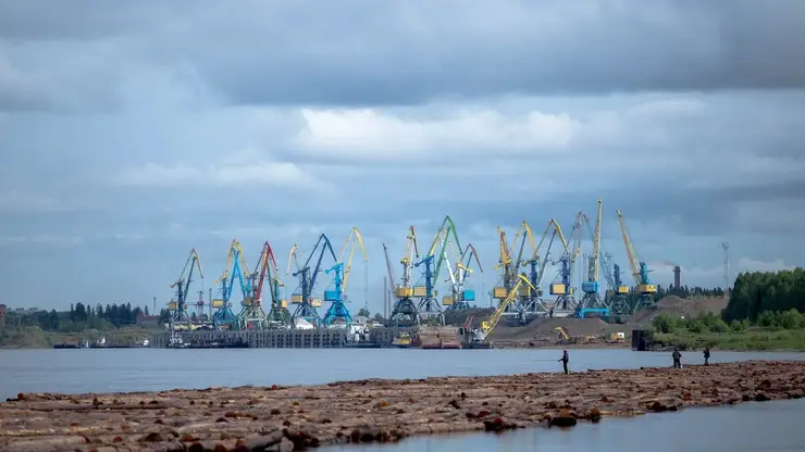 Две баржи столкнулись в Лесособирске во время разгрузки в порту