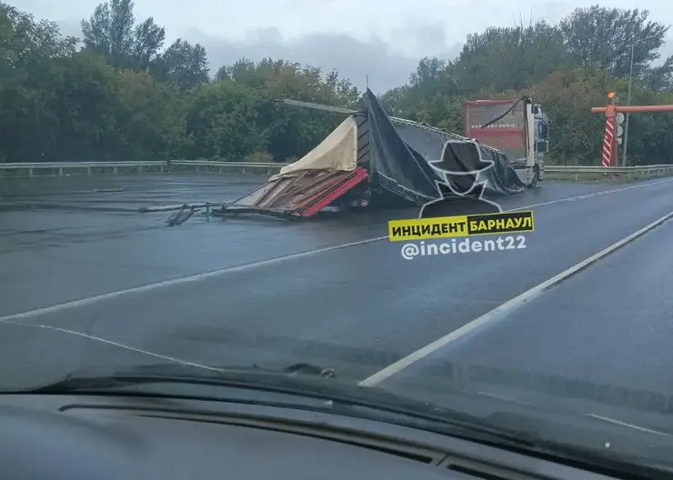 На Старом мосту в Барнауле фура врезалась в ограничитель